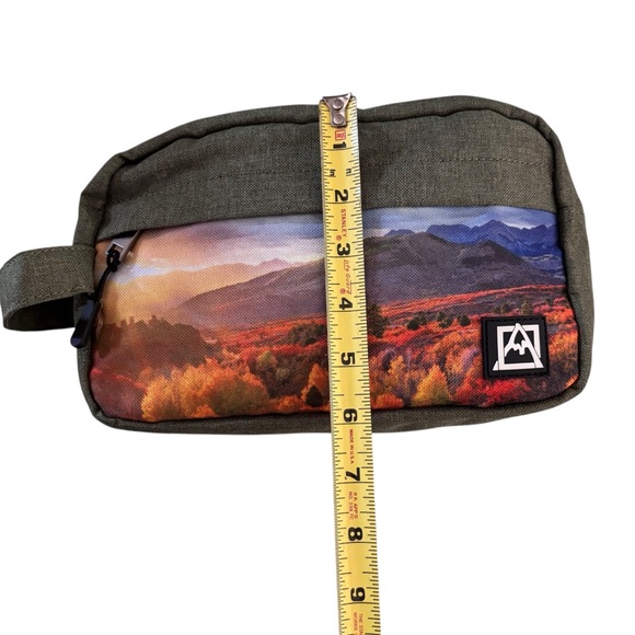 Avalanche Outdoor Supply Co Essentials Mountain Landscape Print Men's travel Bag - Picture 5 of 11